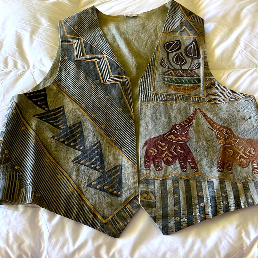 Vest size M, animal print, greenish grey color with wild animals